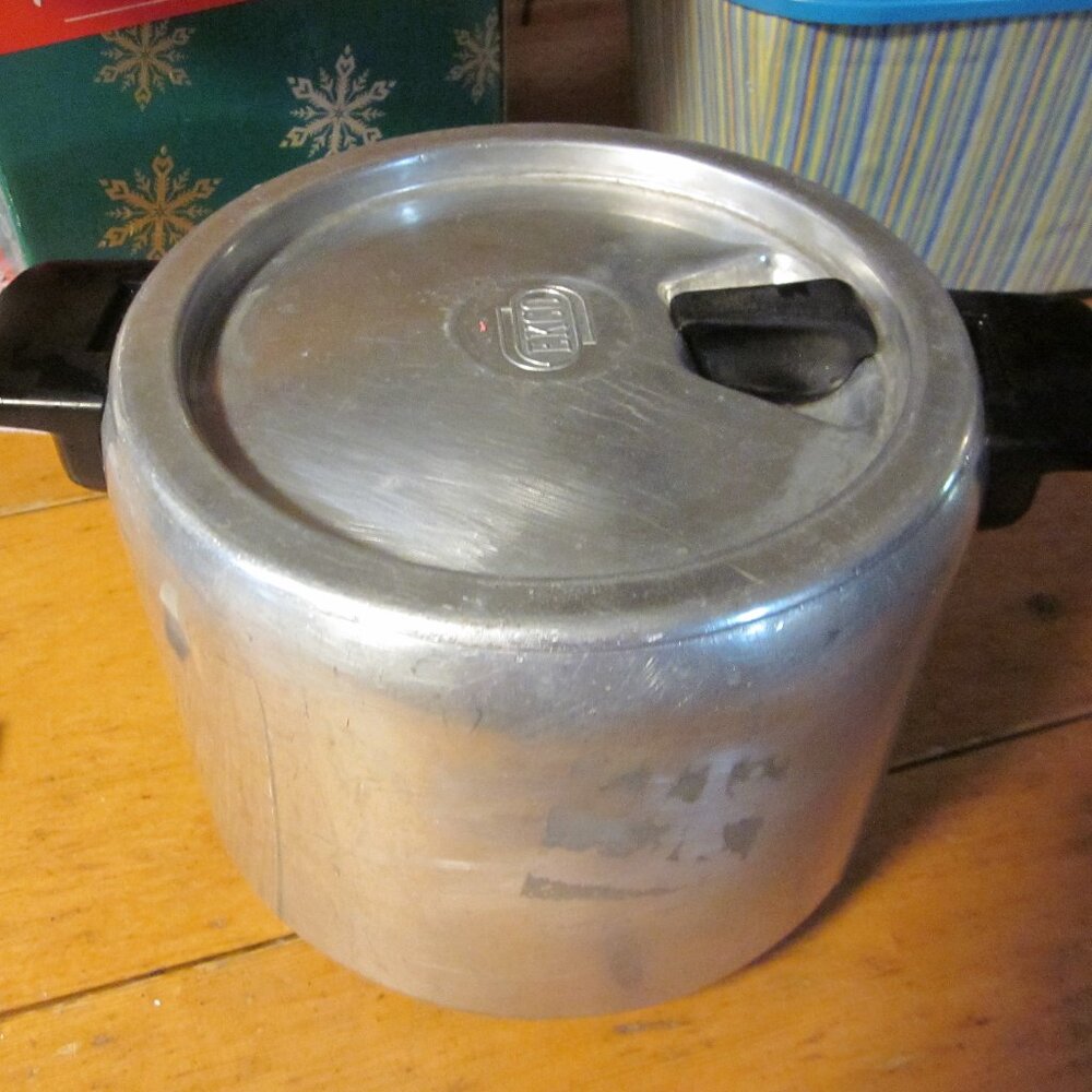Ecko vtg thrift cooker with lock lid used for fried chicken too aluminum